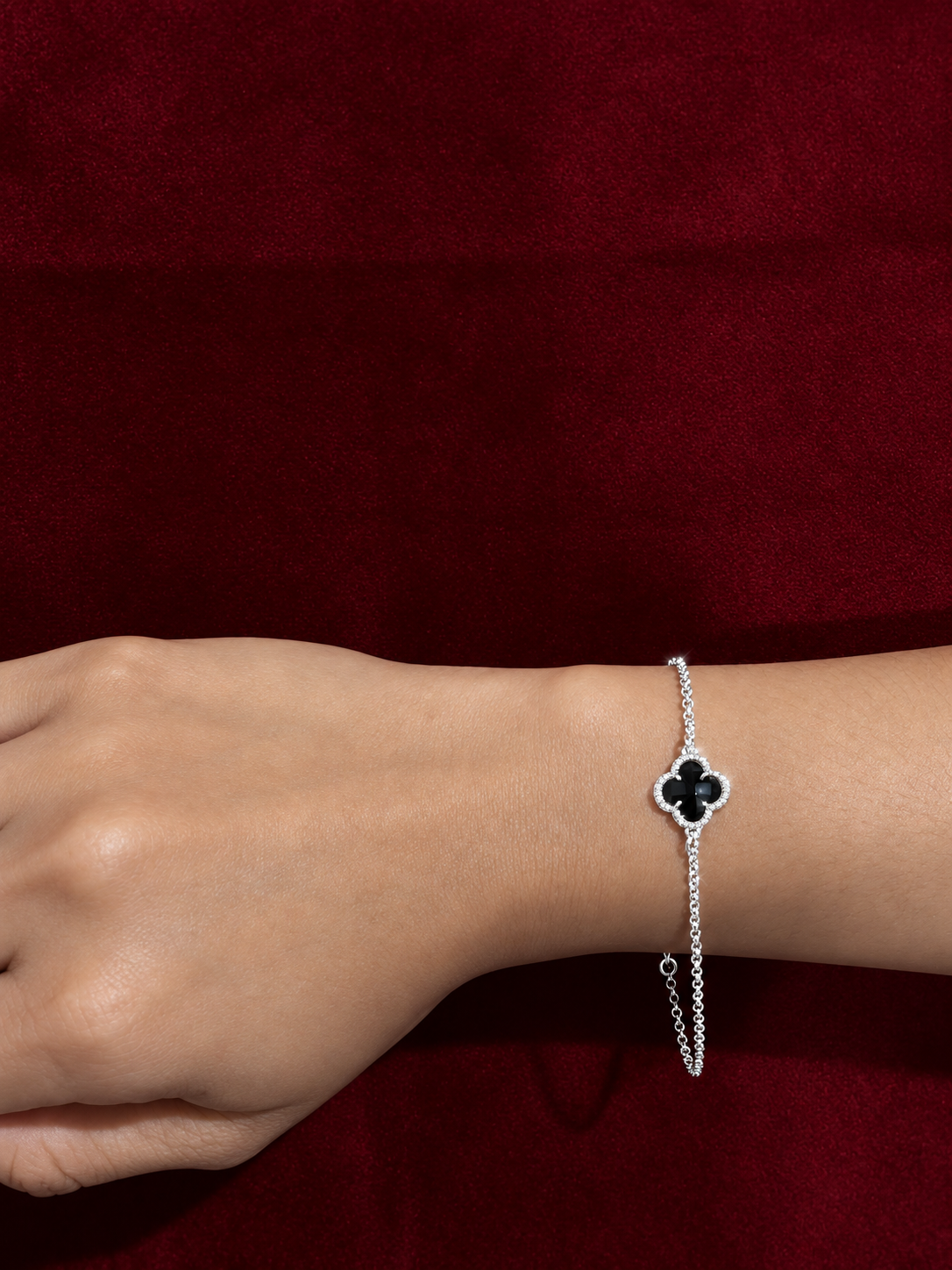 Pulseira Trevo Preto com Zircônias